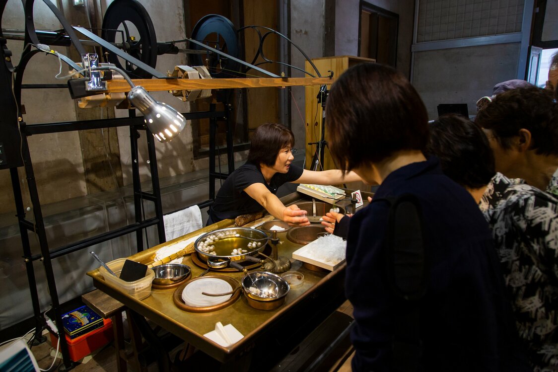 東置繭所のシルクギャラリー前で見られる「フランス式繰糸器実演」。平日の午前10時～11時30分、午後2時～3時30分に実施され、土日や祝日には「座繰り実演・体験」イベントが行われる