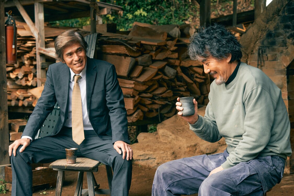 佐藤浩市が誠治の幼なじみで定年間近の刑事・駒田を演じる　©2022「ファミリア」製作委員会