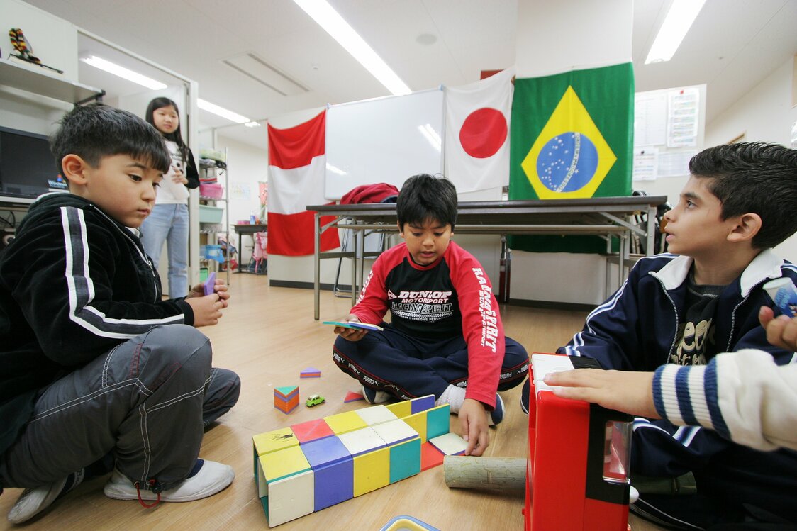 在日裔巴西人和秘鲁人较多的住宅区，由NPO运营的为外国人子女提供教育的保罗·弗莱雷地区学校（爱知县丰田市）（时事社）