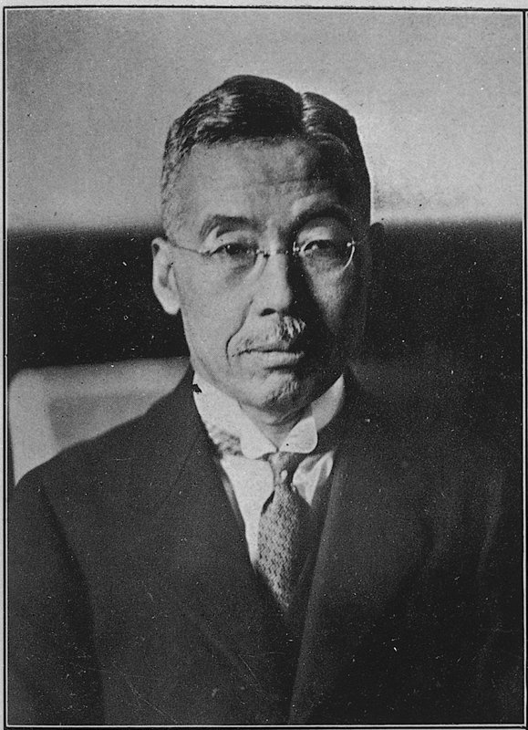 大正・昭和期の財政家、政治家（1869-1932）。1919年に日本銀行総裁に就任。1923年に山本権兵衛内閣の蔵相となり、翌年貴族院議員に勅選。1927年、高橋是清蔵相の下で再び日銀総裁となる。1929年、浜口雄幸内閣の蔵相となり、金解禁を実施。1931年に辞任後、血盟団事件で暗殺された。（写真＝国会図書館）
