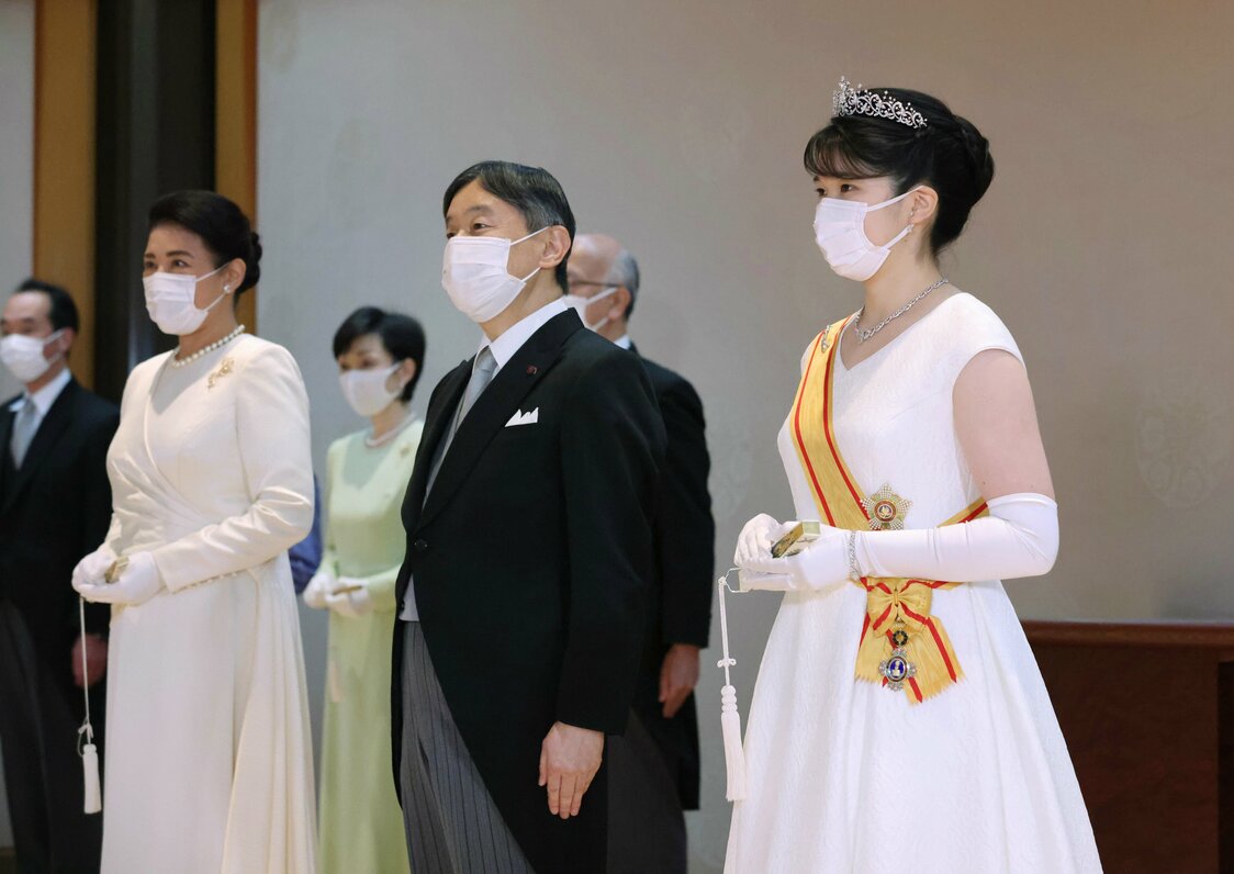 岸田文雄首相ら三権の長から祝辞を受けられる天皇、皇后両陛下と長女愛子さま＝2021年12月5日午後、皇居・宮殿「梅の間」（時事）