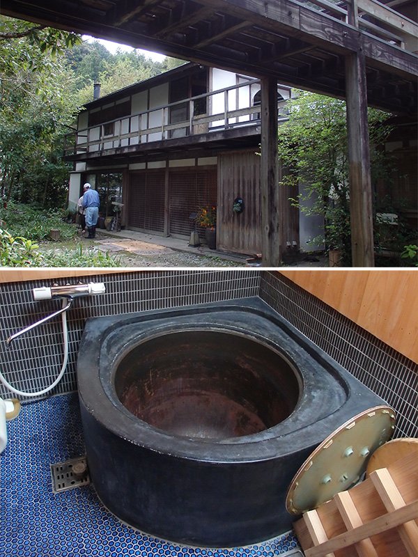 El minshuku Farm Inn Raum Kokuriko está situado en medio del verdor de las montañas de Ehime. En su jardín hay un baño de estilo goemonburo (fotografía inferior).