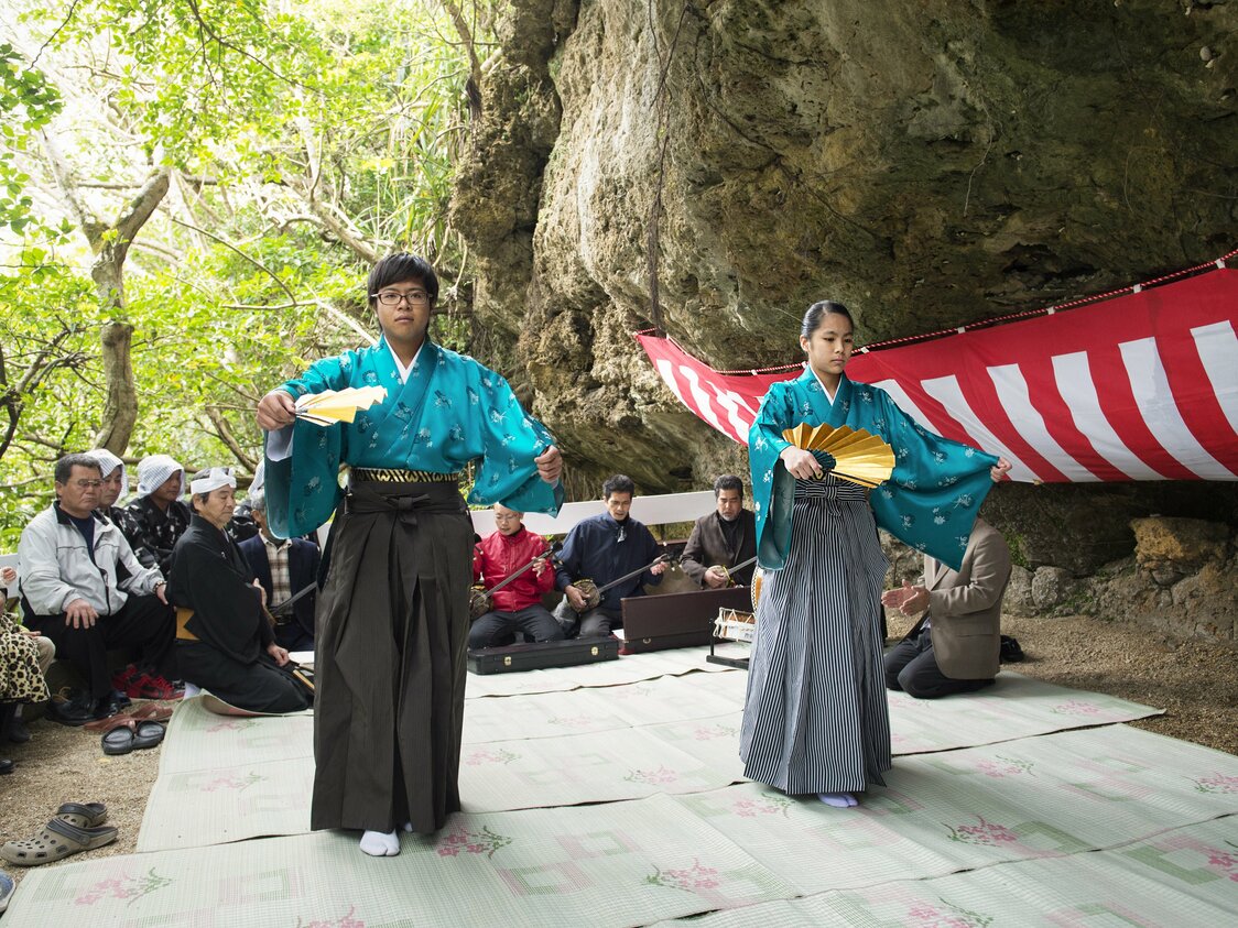 年頭拝みに続いて、祝いの舞が披露される