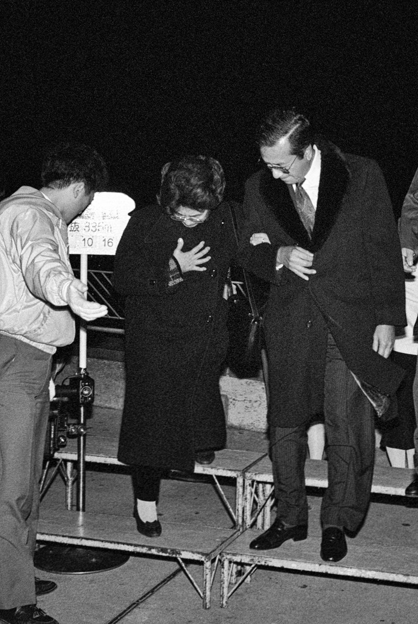 Mahathir offering an arm to his wife (1992).