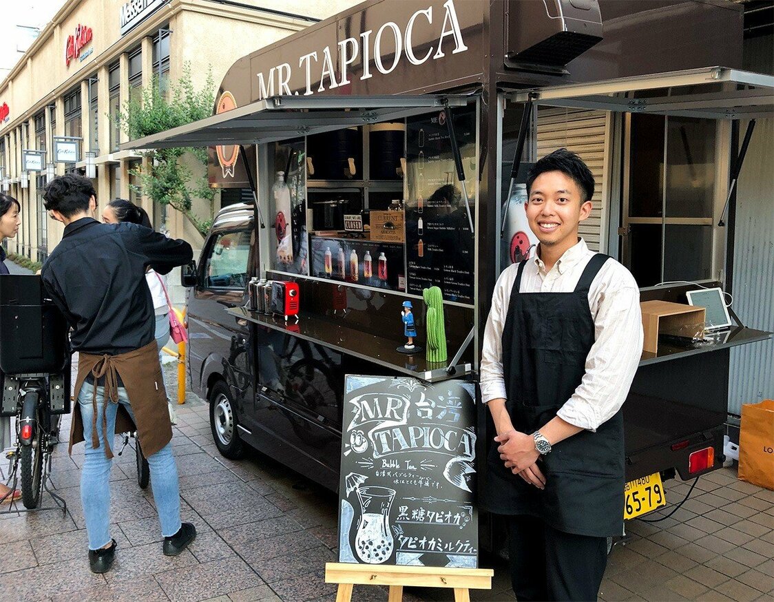 「MR TAPIOCA」のキッチンカーと謝文森店長（筆者撮影）