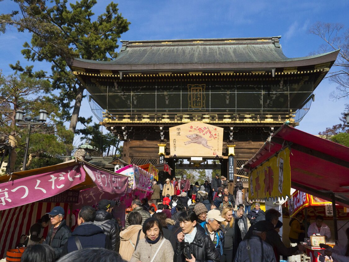 北野天満宮「終い天神」でも露店が立ち並ぶ