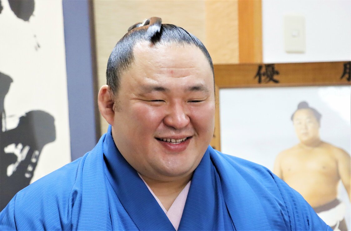 Tamawashi is all smiles at a press conference on September 25, the day after the tournament. (Courtesy of the Japan Sumō Association; © Jiji)