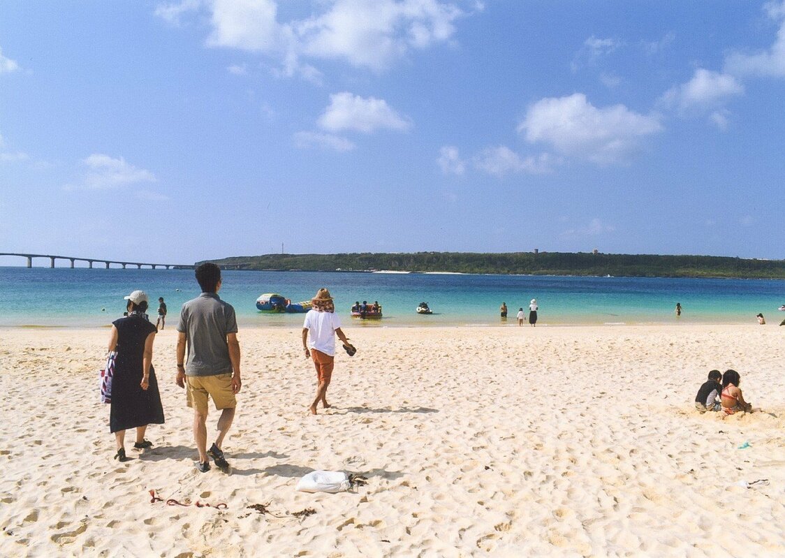 宫古岛的前滨海滩，钴蓝色的海水和白色的沙滩非常美丽