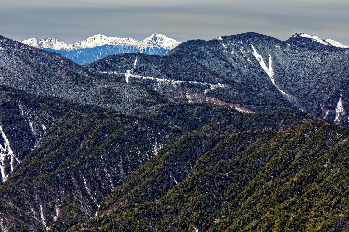 甲武信ヶ岳から見る新雪の金峰山と白峰三山　写真：PIXTA
