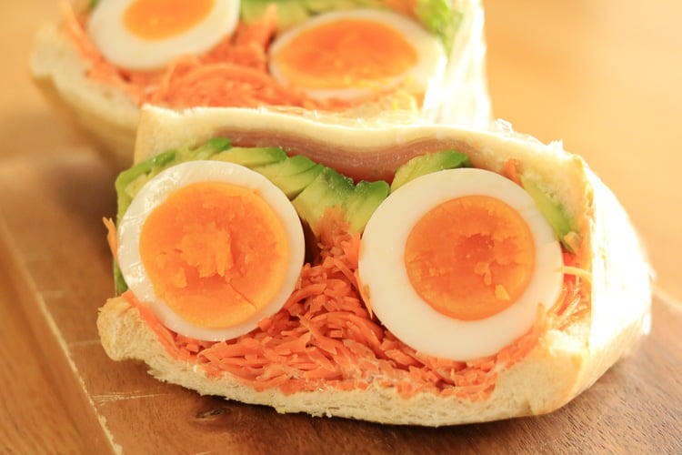 Le sandwich « moedan » : deux tranches de bonheur pour les papilles comme pour les yeux
