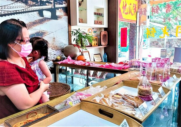 老舗の餅店「合珍香」の店内。ショーケースの上、重ねた丸形の菓子が月光餅