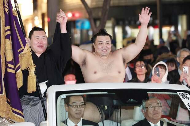雾岛（右）参加冠军巡游（3月22日，大阪市内，时事社）