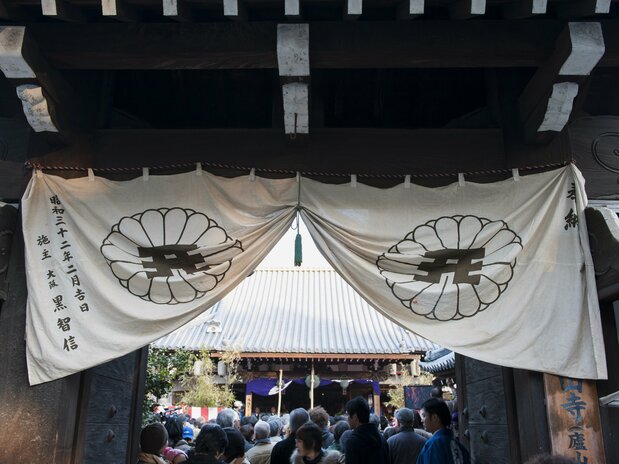 Rozanji was founded around 938 by Ryōgen (also called Ganzan-daishi), who served as Tientai abbot of the temple Hieizan Enryakuji. Visitors throng to Rozanji when the <em>oni-odori</em> takes place.