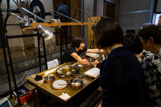 A demonstration using a French-style silk reeling machine is staged in front of the Silk Gallery at the East Cocoon Warehouse from 10:00 am to 11:30 am and 2:00 pm to 3:30 pm on weekdays. On weekends and holidays, visitors can view and take part in a reeling demonstration. 