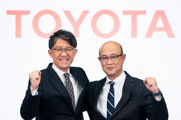 佐藤恒治社長（左）、近健太執行役員（時事）