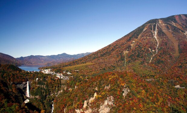 The view from the Akechidaira lookout. To the right is Mount Nantai, the sacred deity of Nikkō’s Futarasan Shrine. Kegon Waterfall can be seen flowing out of Lake Chūzenji, in the background at left. (Courtesy Tochigi Prefecture Tourism and Local Products Association)