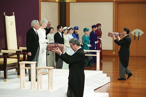「退位礼正殿の儀」に臨まれる天皇、皇后両陛下。お二人の前に、三種の神器の剣と璽（じ）などが置かれた＝2019年4月30日、皇居・宮殿「松の間」（時事）