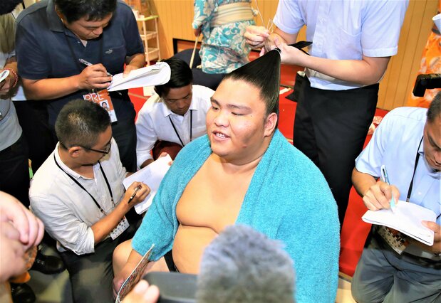 Mitakeumi, winner of the 2018 summer tournament, notched the first tournament championship for the Dewanoumi stable in 38 years and was the first title-taker to hail from Nagano Prefecture. (© Jiji)