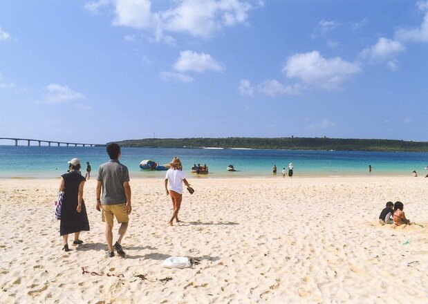 コバルトブルーの海と白い砂浜が美しい、宮古島の前浜ビーチ
