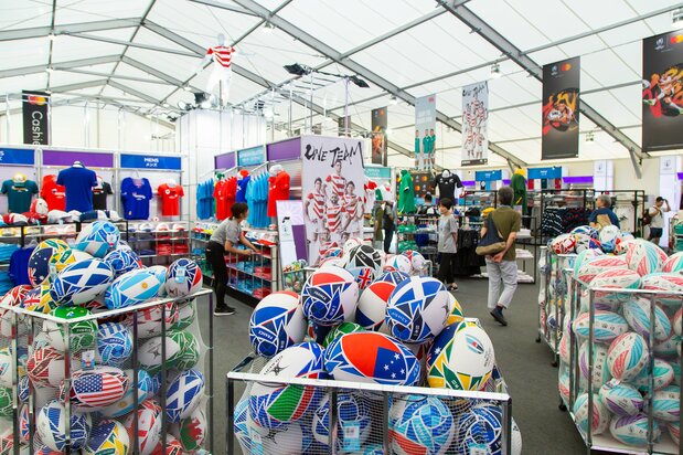 広々とした店内。出場国の国旗と大会ロゴをあしらった「フラッグボール」は人気商品
