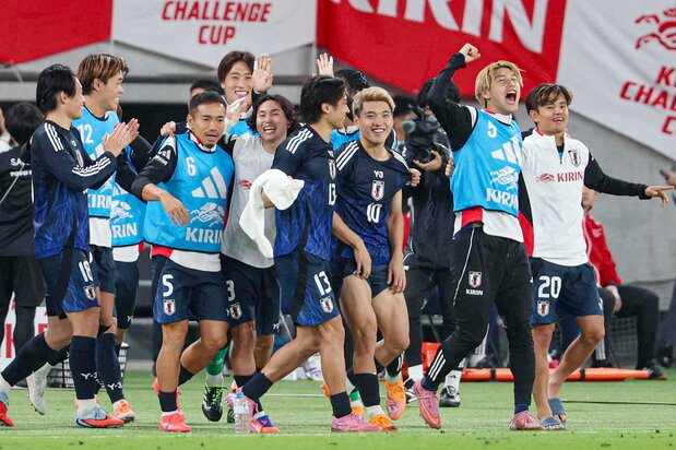 国際親善試合ブラジル戦で勝利し、喜ぶ久保建英(右端)ら日本代表=2025年10月14日、東京・味の素スタジアム(時事)