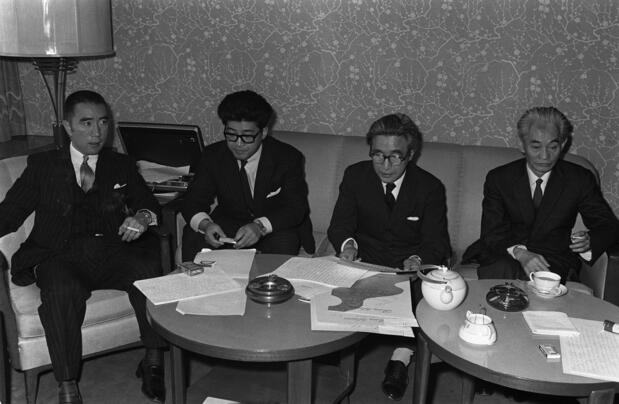 (From left to right) Authors Mishima Yukio, Abe Kōbō, Ishikawa Jun, and Kawabata Yasunari come together to read a joint statement in Tokyo on February 28, 1967, protesting against the Cultural Revolution in China. (© Jiji)