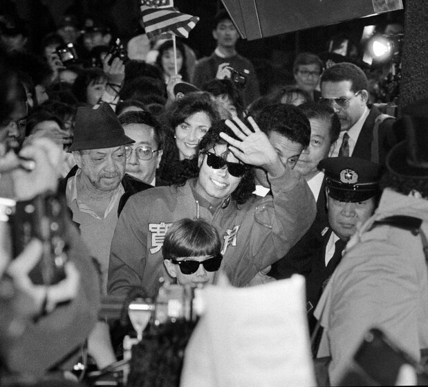 Michael Jackson acclamé à son arrivée à l'aéroport de Narita le 8 décembre 1988 pour une tournée dans le pays. (© Jiji)