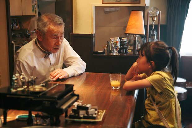 笈田ヨシ演じるフセは、出会ったばかりのサヤカに息子の話を打ち明ける ©2019映画「駅までの道をおしえて」production committee