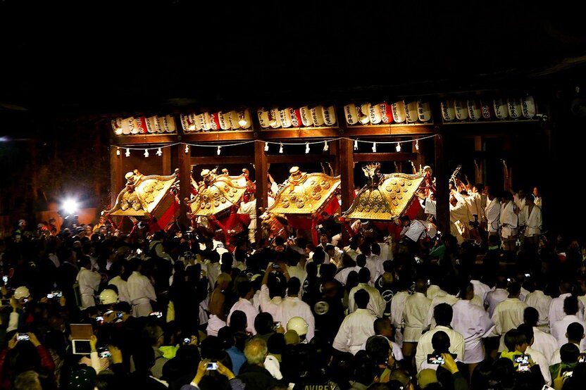 El Sannō Matsuri (12-15 de abril) representa la unión en matrimonio de los dioses a quienes está dedicado el santuario de Hiyoshi Taisha de la ciudad de Ōtsu (prefectura de Shiga). Incluye un rito en el que se tiran cuatro santuarios portátiles al suelo para simbolizar un alumbramiento.
