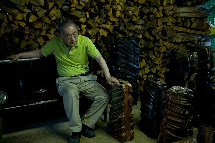 窯出し作業を見つめる伊勢崎淳。
