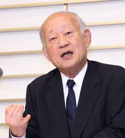 辺野古沖での小型船転覆事故について記者会見する学校法人同志社の八田英二理事長＝３０日午後、京都市下京区