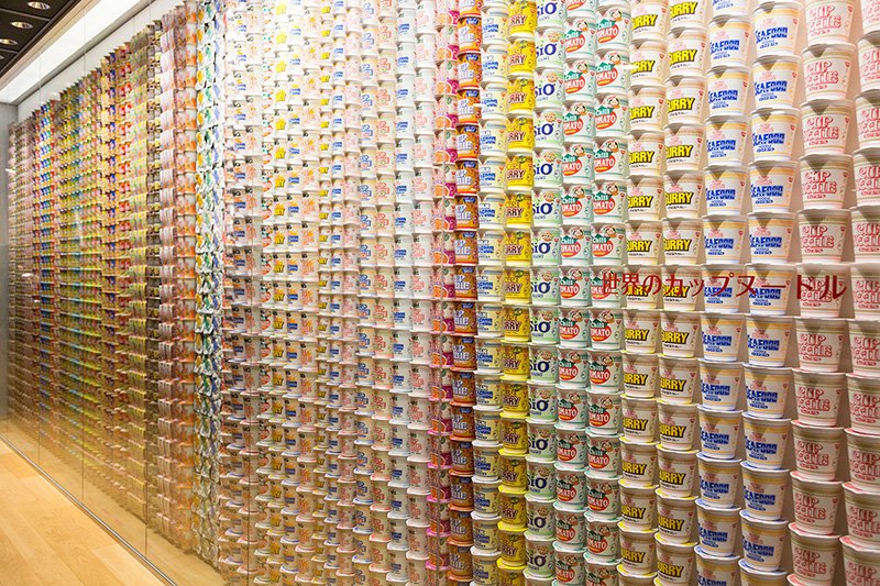 Este es el lugar perfecto para tomar una foto de recuerdo de la visita. La pantalla mural muestra la gran variedad de Cup Noodles que se venden en todo el mundo.