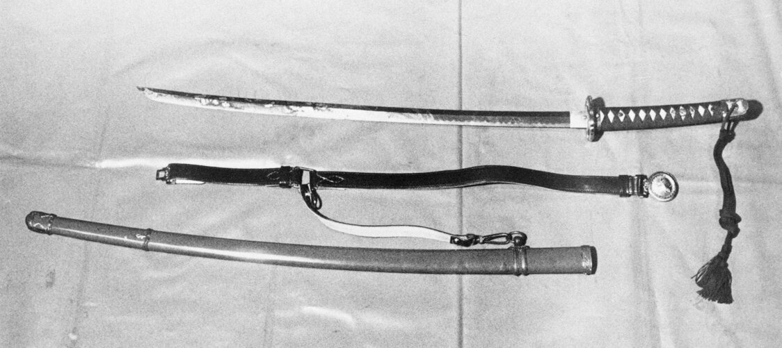 The sword used by Mishima Yukio in his suicide and its scabbard. (© Jiji)