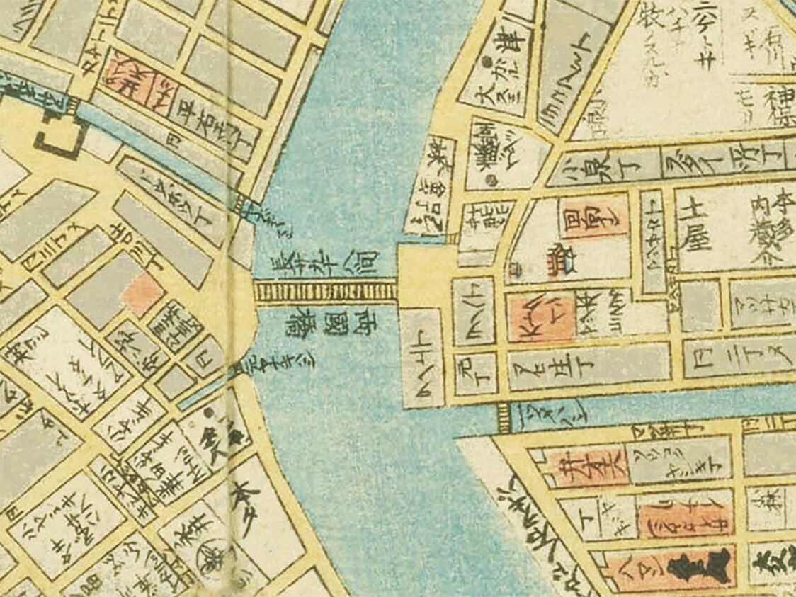 『安政改正御江戸大絵図』（1858年、国会図書館蔵）より、両国橋周辺を切り抜いた。「回向イン」の当時の山門は両国橋に近く、櫓太鼓はこの脇に建てられた。両国橋西詰の火除地（広場）の南に「元ヤナキハシ」と記載がある