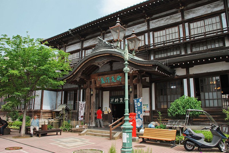 Erigido en 1879 y reconstruido en 1938, Takegawara Onsen en un importante punto de referencia en Beppu. (© Asociación del Turismo de Beppu)