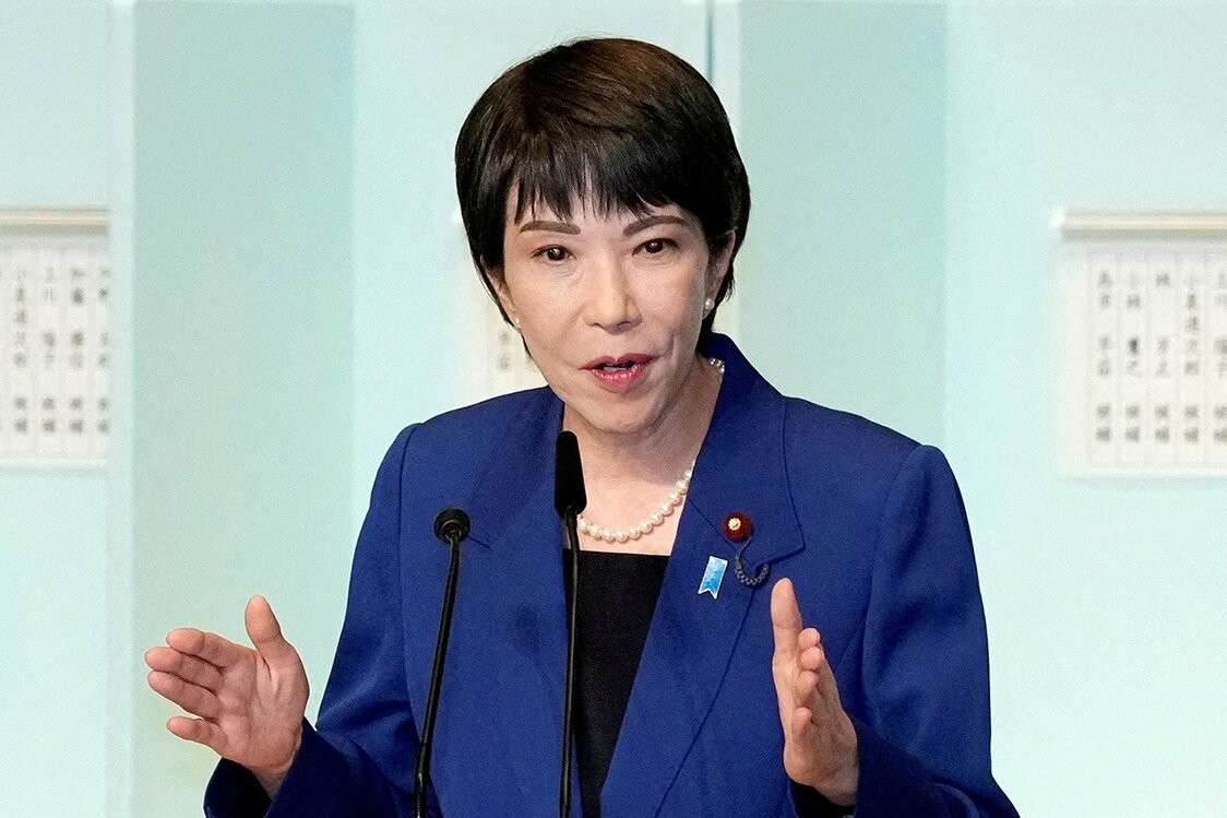 Takaichi Sanae realiza un discurso antes de la ronda final de votación en las elecciones presidenciales del PLD de 2024. (© Reuters)