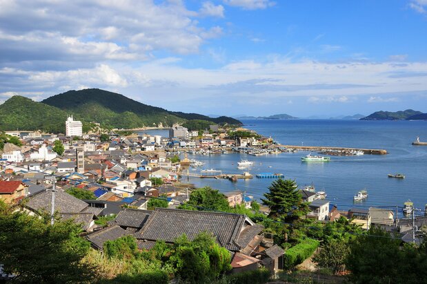 En Tomonoura (ciudad de Fukuyama) sobrevive un paisaje que recuerda épocas pasadas y es popular, ya que inspiró el escenario de la película Ponyo en el acantilado de Studio Ghibli. (Imagen de la prefectura de Hiroshima)