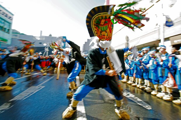 Le point fort de la première journée est l’issei-zukuri, une danse où tous les participants en costume caracolent de façon à faire voler les rubans multicolores attachés à leurs couvre-chefs. (© Haga Library)