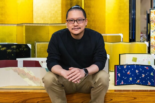 従業員7人を束ねる片岡社長。「職人はもちろん、屏風の魅力を広げられる人材も必要」とマンパワーの重要性を訴える