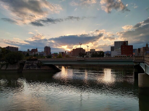 جسر أيوي، الجسر الذي كان هدفًا للقصف، وقد تم اختياره بسبب شكله غير العادي على شكل حرف T.