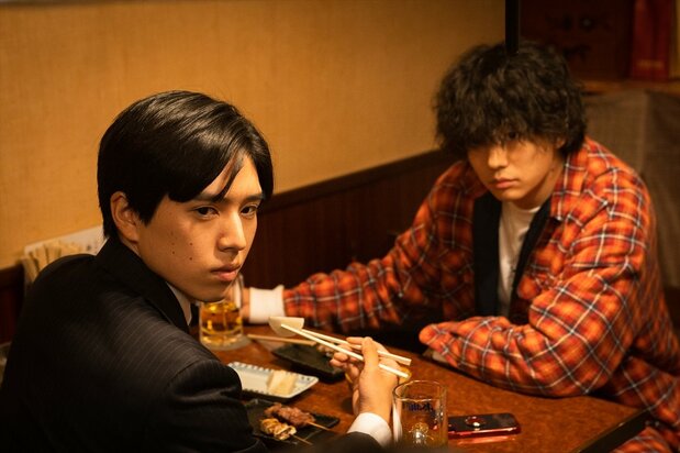 淳は近くに引っ越してきた従兄弟の貴史(坂東龍汰、左)に再会するなり金を借りる ©2022「冬薔薇(ふゆそうび)」FILM PARTNERS