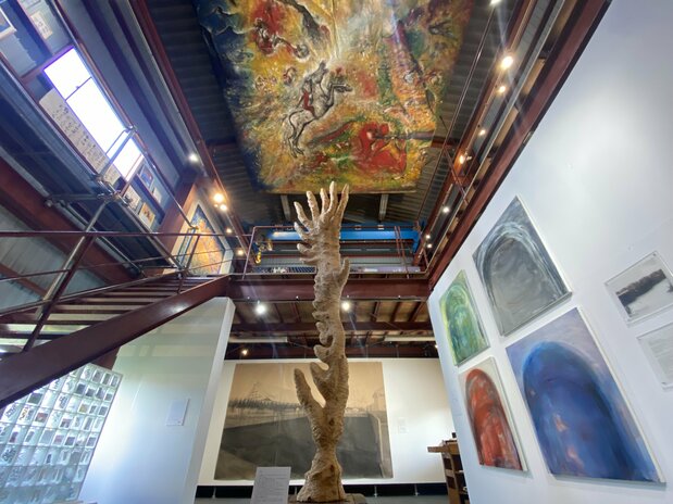 Our Museum houses 50 paintings, sculptures, photographs, and other artworks. (© Nakasuji Jun)