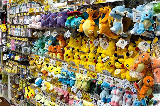 「ポケットモンスター」のキャラクターグッズを集めたコーナー=2025年6月19日、ドン・キホーテ歌舞伎町店(筆者撮影)