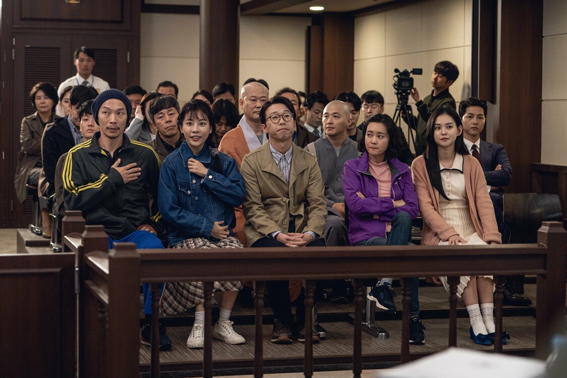 裁判を傍聴する個性的で、意外な力を秘めたクムガ・プラザの住人たち　Netflix『ヴィンチェンツォ』