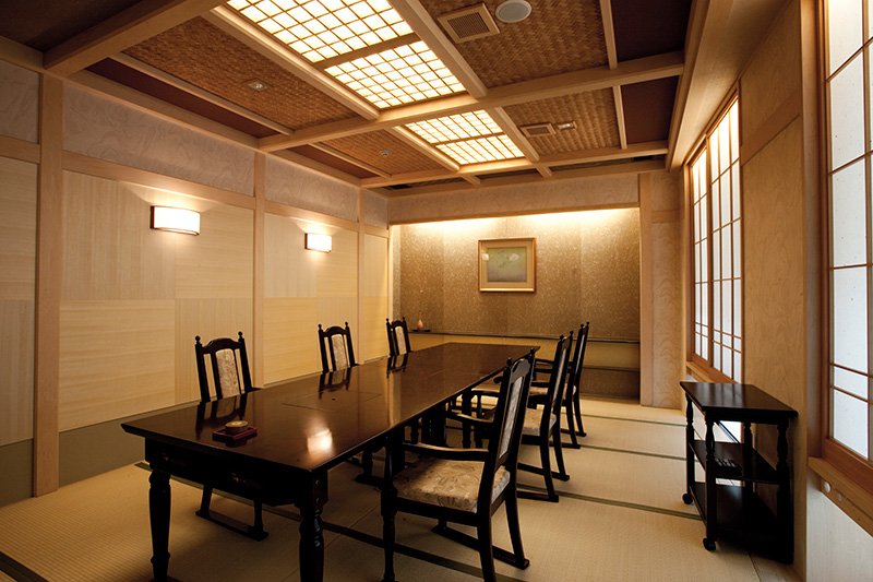 浅草今半 住所／国際通り本店：東京都台東区西浅草3-1-12 TEL／03-3841-1114 営業時間／11：30～21：30（LO20：30） 定休日／無休・予約あり 英語のメニュー／あり 平均予算／昼3000～4000円、夜1万円 http://www.asakusaimahan.co.jp