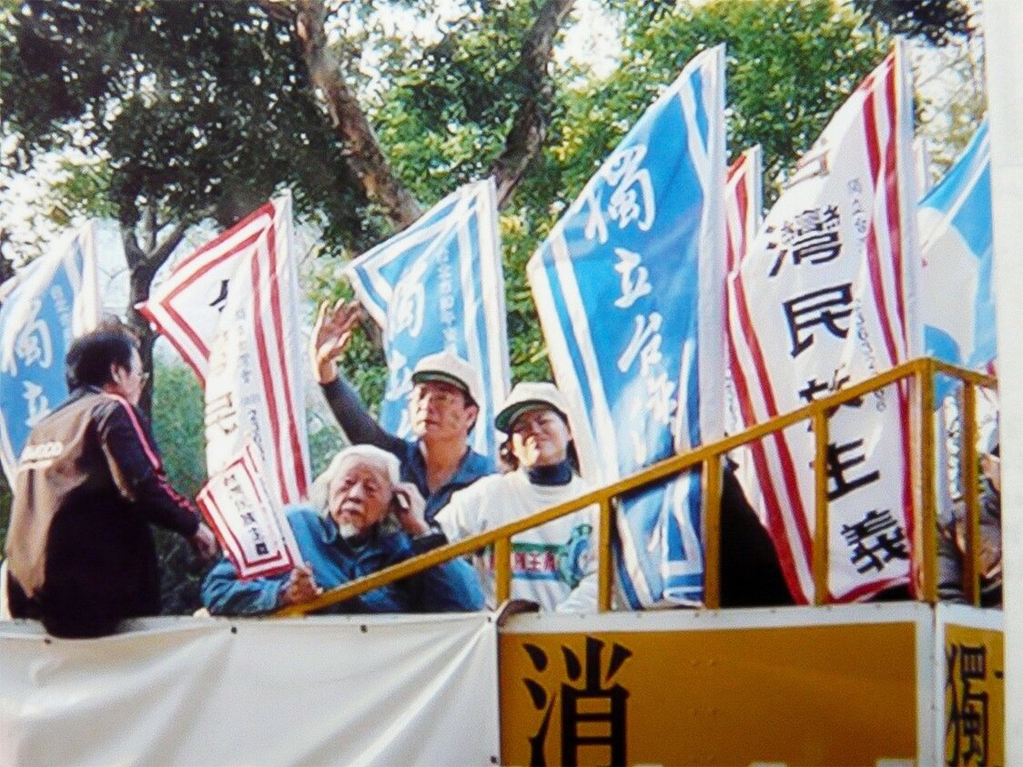 2010年頃、街宣車に乗る史明さん（提供：獨立台灣會史明）