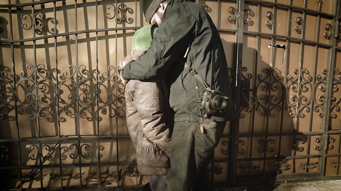 撮影後、ピスキの老婆を抱きしめるユライ・ムラヴェツJr.監督　©All4films, s.r.o, Punkchart films, s.r.o., RTVS Rozhlas a televízia Slovenska