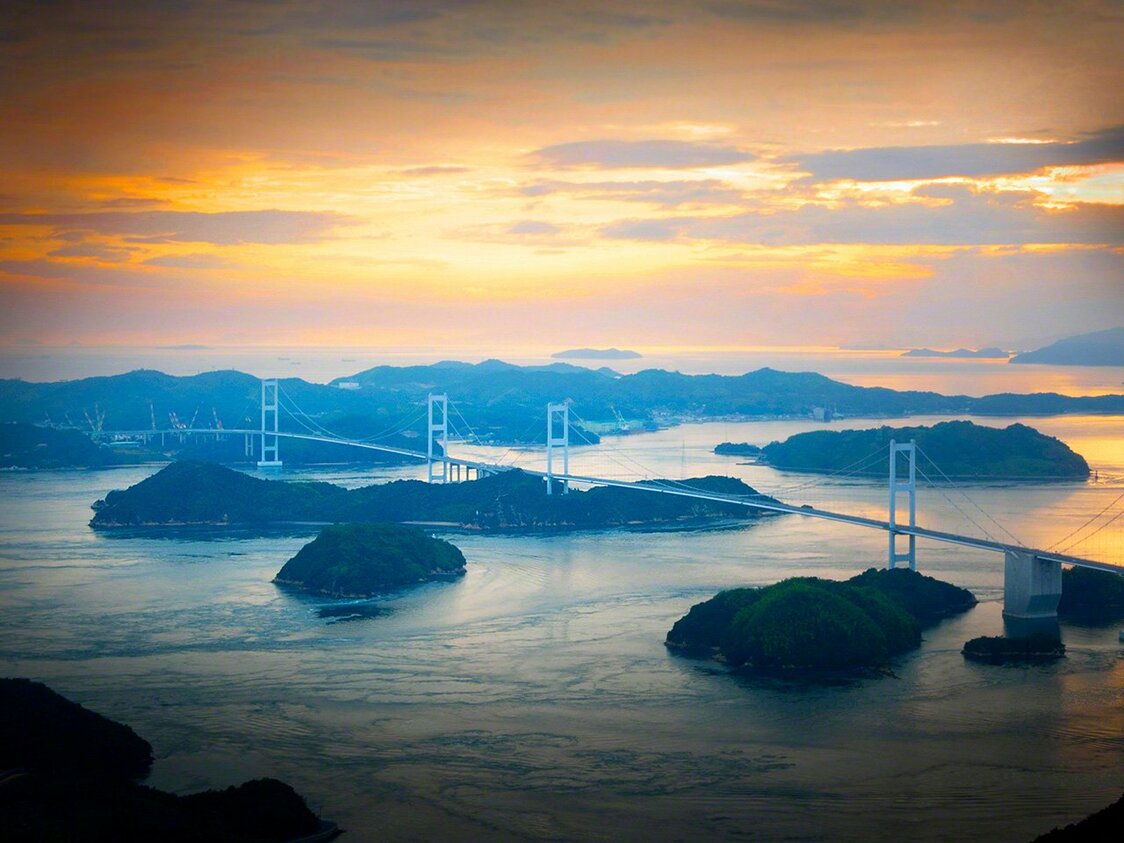 激しい潮流で知られる来島海峡の夕暮れ（越智大島）