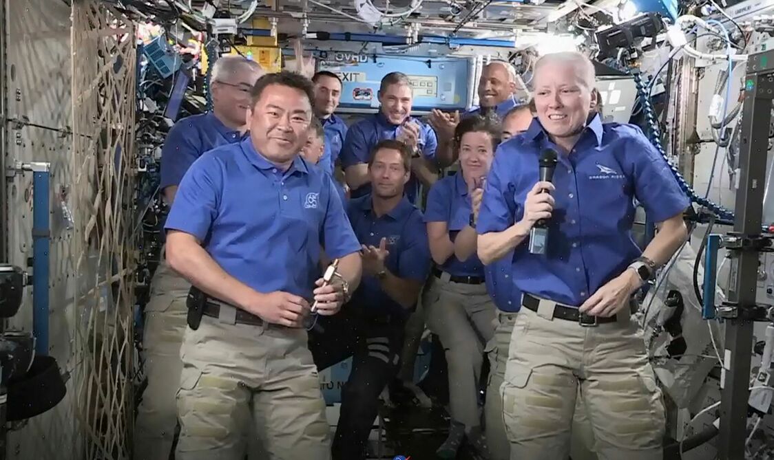 国際宇宙ステーションで乗組員らの見守る中、船長の引き継ぎ式に臨んだ星出彰彦さん（前列左）=2021年4月27日（NASAテレビから・AFP＝時事）