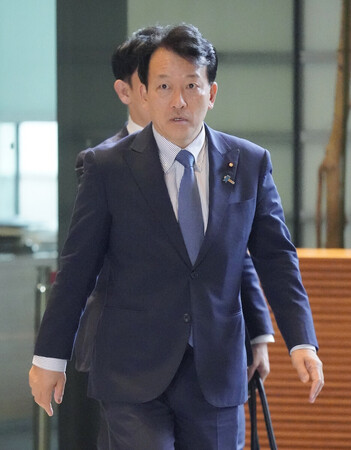 首相官邸に入る笹川博義環境相＝９月１８日、東京・永田町